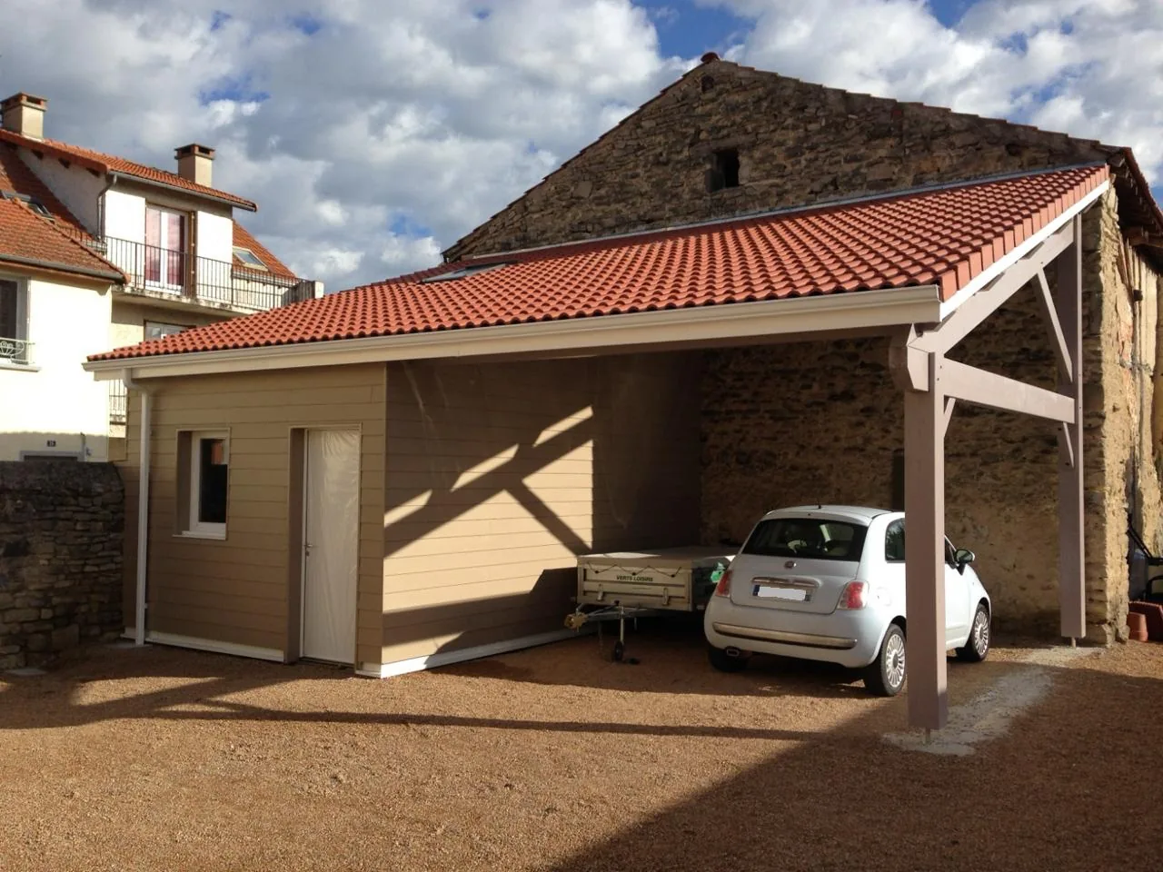 Extension en carport accolée à une maison ancienne en pierre