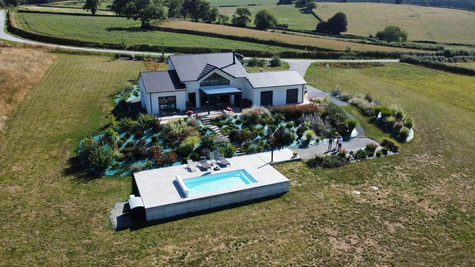 Villa avec piscine au milieu des prés, vue aérienne