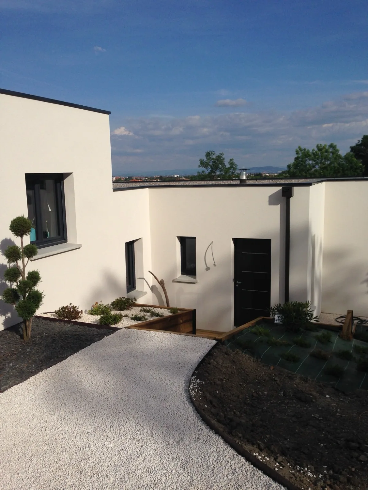 Villa contemporaine aux volumes blancs, entrée minérale