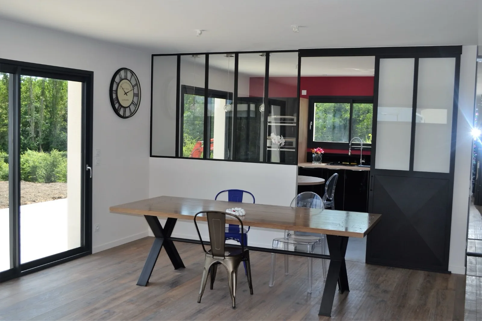 Cuisine ouverte sous une verrière d'atelier noire