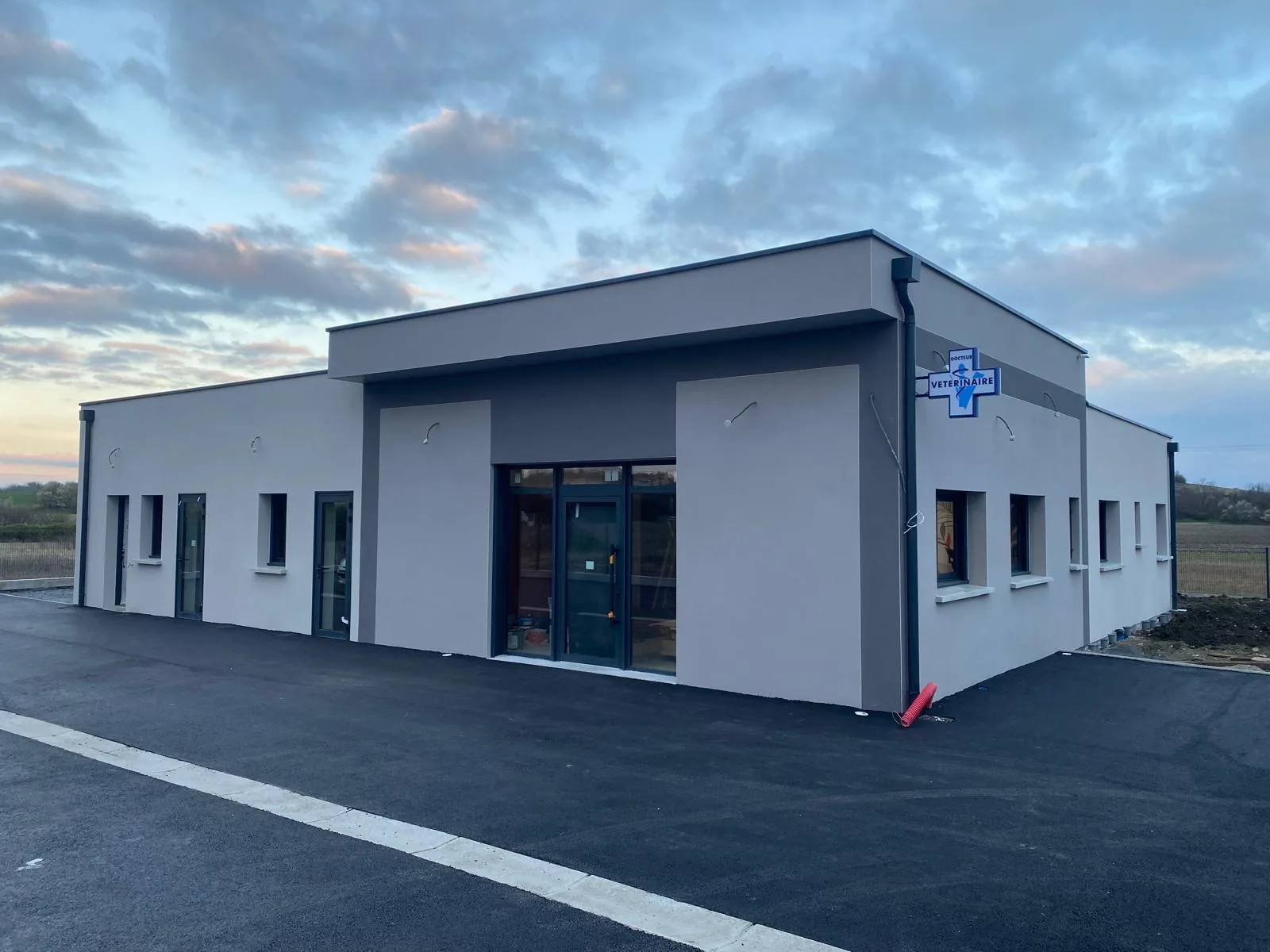 Façade d'une clinique vétérinaire construite par DE SIGNE Concept