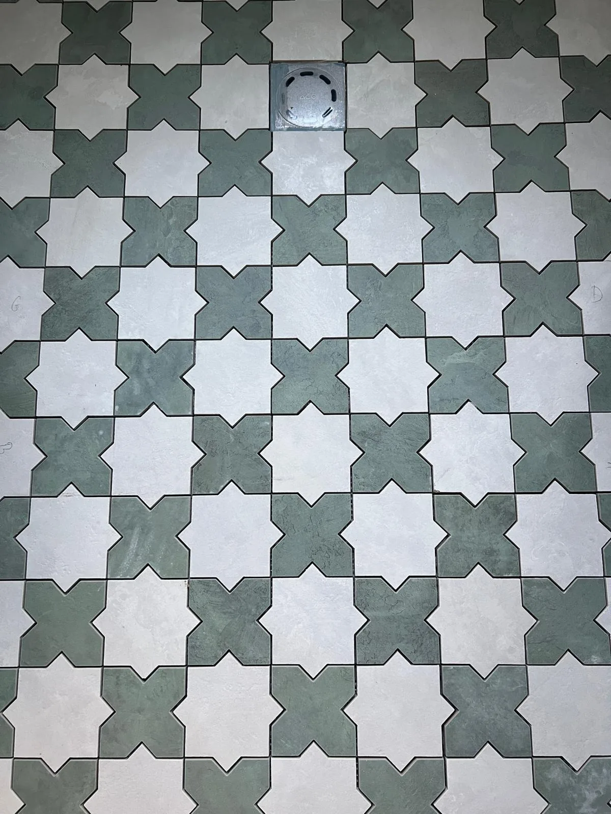Sol de salle de bain rénovée en carreaux de ciment à motif étoilé